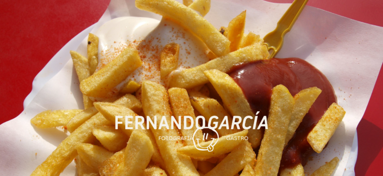 Fotografía gastronómica de patatas fritas con salsas realizada por Fernando G